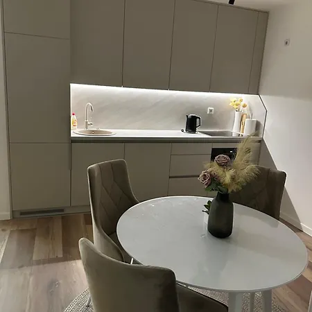 Golden Nest 아파트 *